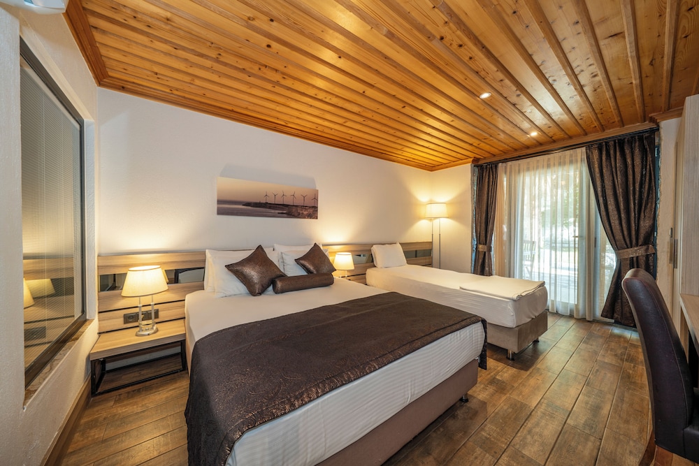 S3 Seahorse Beach Club & Hotel 12/50