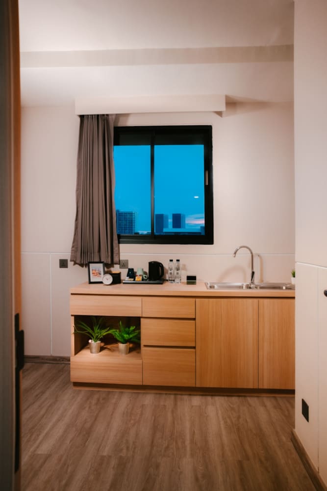 56 Hotel 12/50