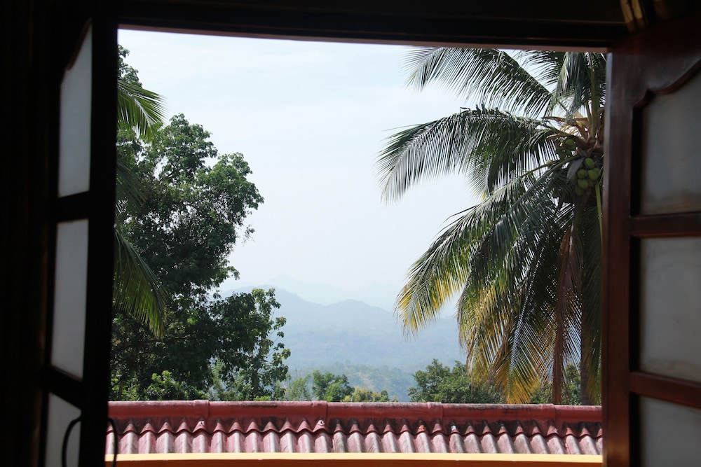 Anura Guest Inn 7/40