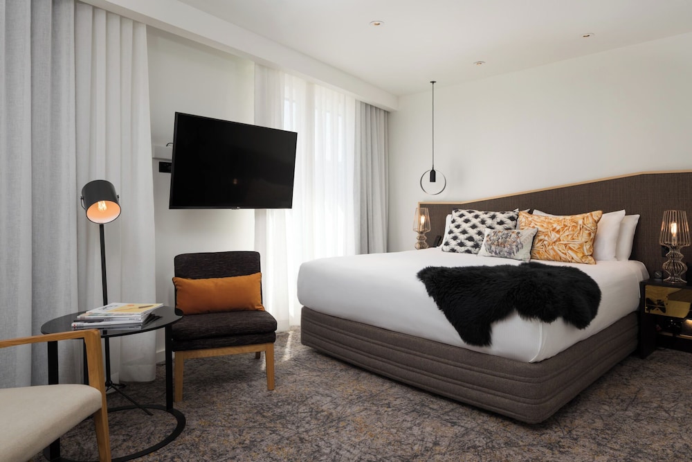 QT, DELUXE, KING BED