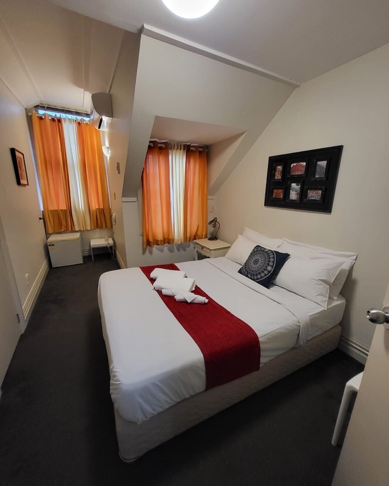 ROOM, QUEEN BED