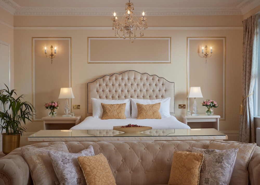 LUXURY, SUITE