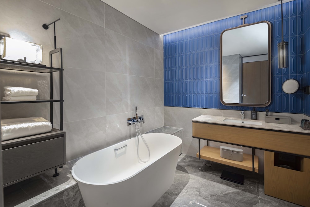 غرفة بانورامية بسرير كينج بإطلالة على الجبل بشرفة، Sheraton Pujiang 3/3