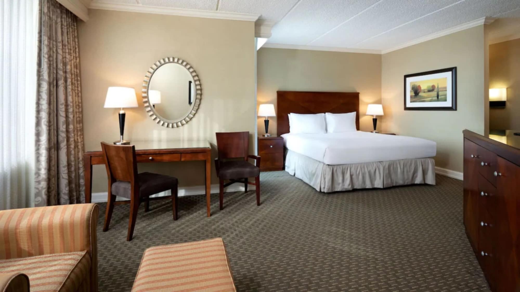 DELUXE, KING BED
