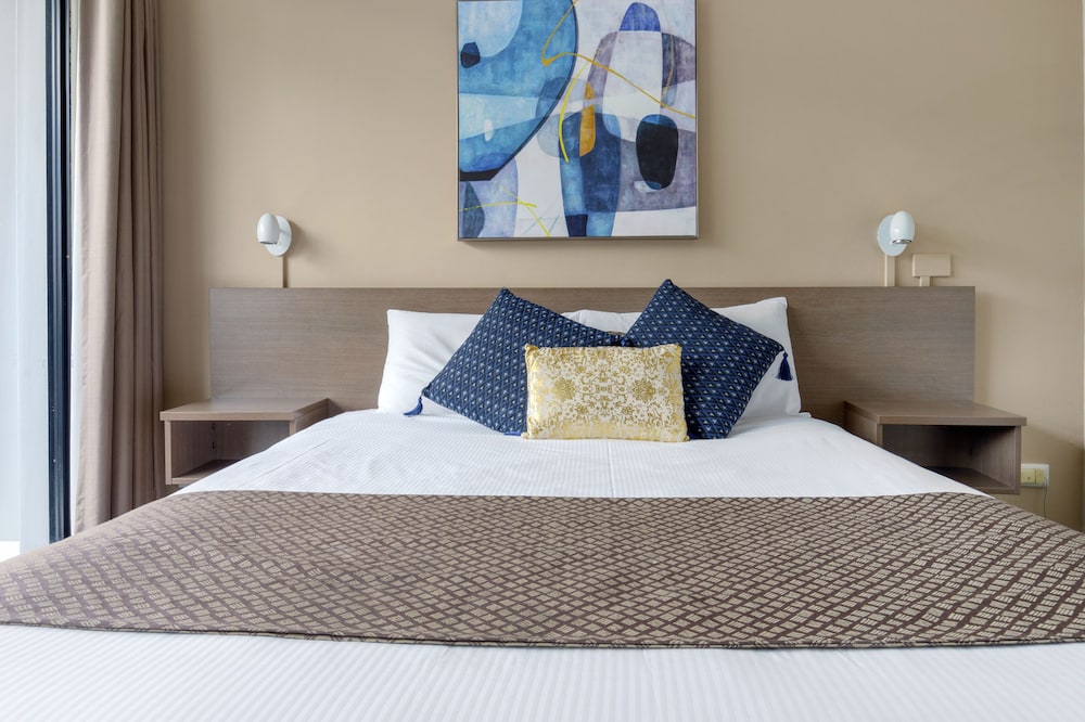 METRO, QUEEN BED