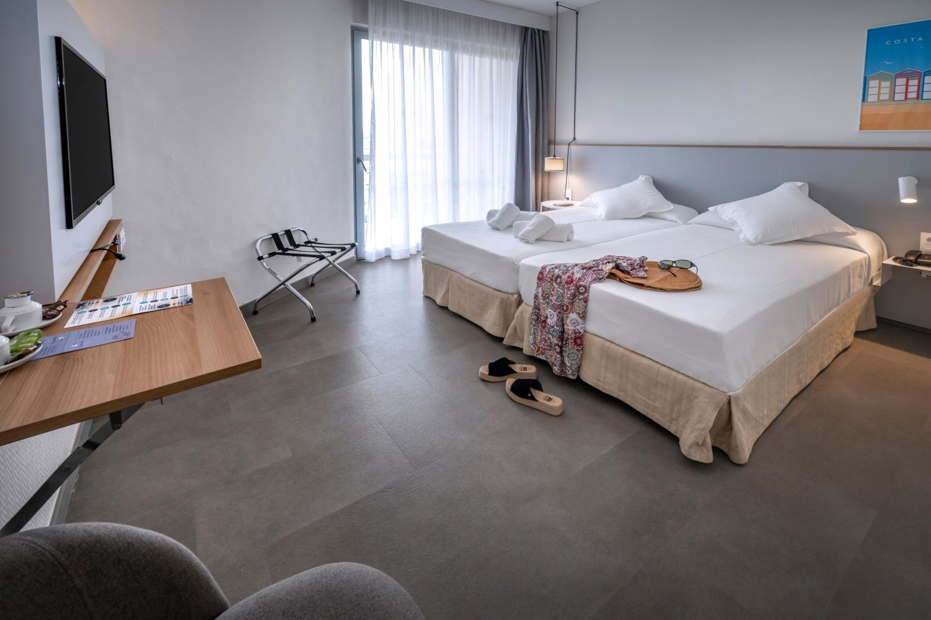 Room, Twin Beds, Lateral Side Sea View، GHT S Agaro Mar 4/10