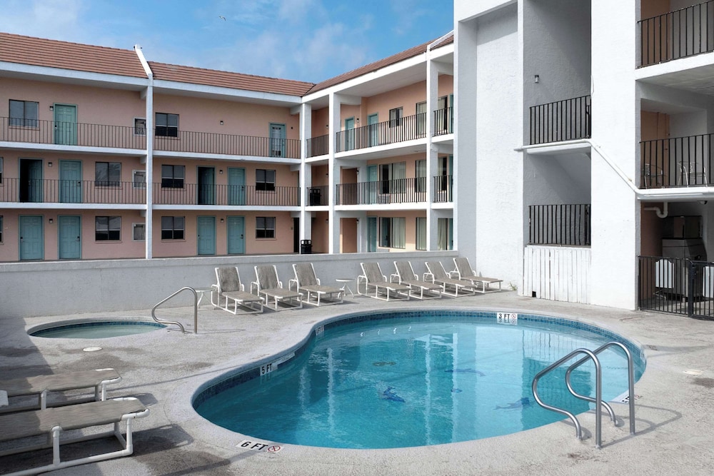 WindWater Hotel & Marina 62/66