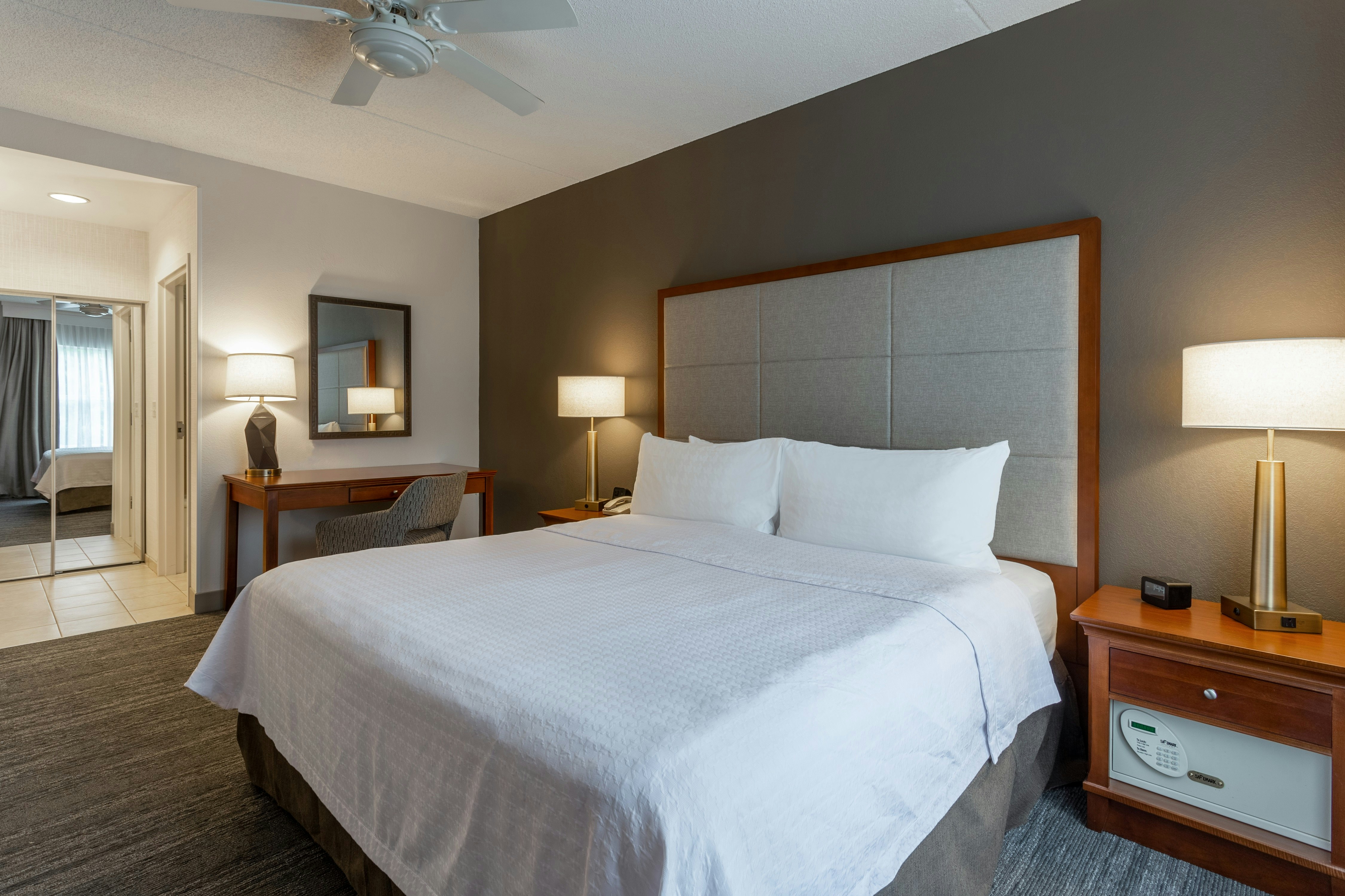 1 BEDROOM, EXECUTIVE, SUITE, KING BED