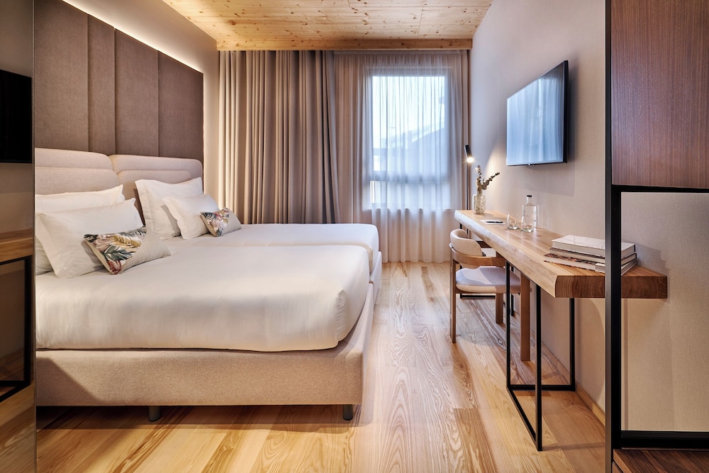 SUPERIOR, DOUBLE OR TWIN BED