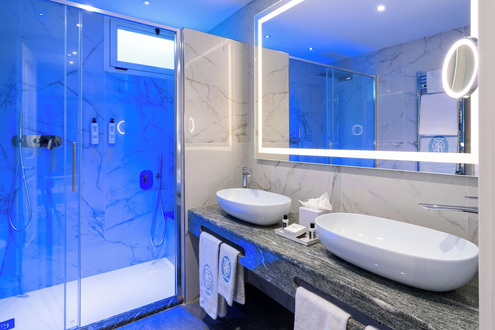 غرفة ثلاثية بسرير مزدوج بشرفة مع أريكة، Rivoli Boutique Hotel 9/10