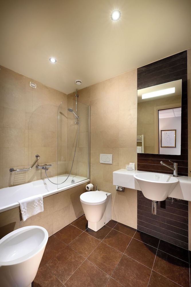 Hotel Tuscany Inn 73/76