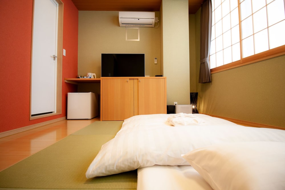 Traditional, Single, 2 Futon Beds