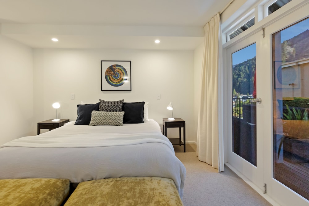 ROOM, DOUBLE OR TWIN BED