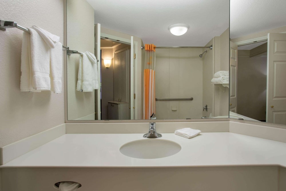 La Quinta Inn & Suites by Wyndham Denver Southwest Lakewood 13/43