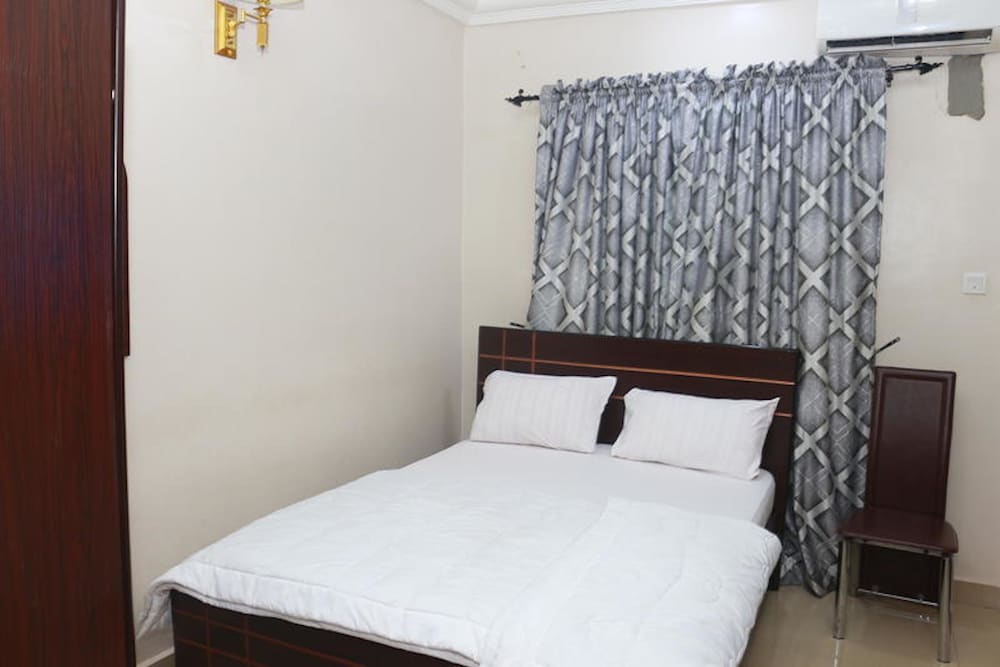 EMROSY HOTELS AND SUITES 18/50