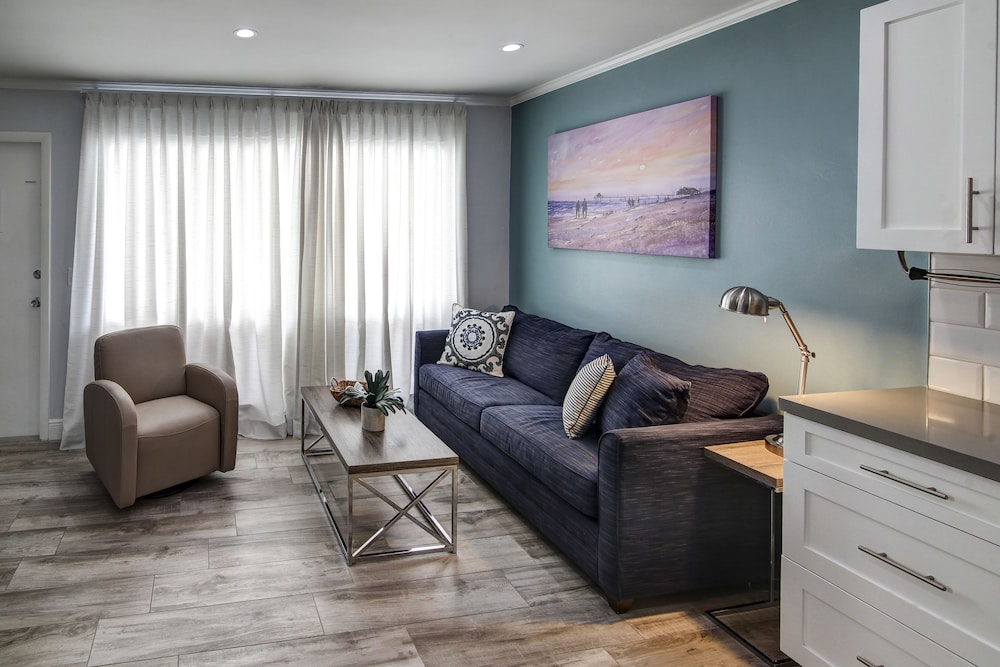 May Dee Suites 27/67