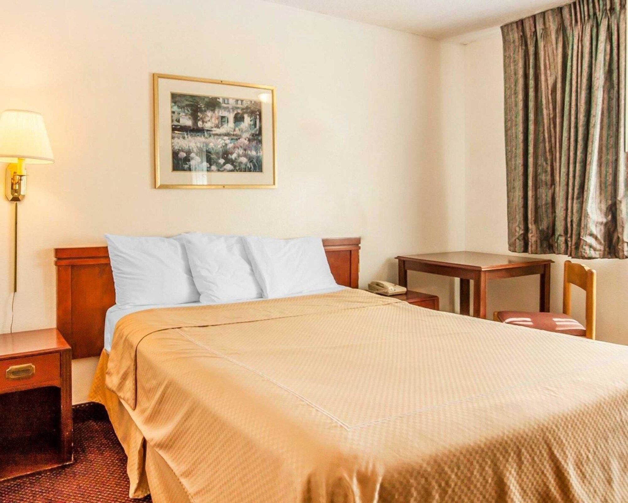 Standard, Queen Bed