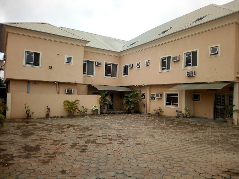 Peak Court Hotels 18/21