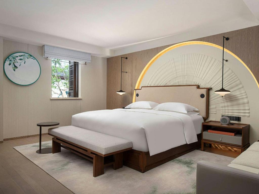 HERITAGE, RIVER, PAVILION, KING BED