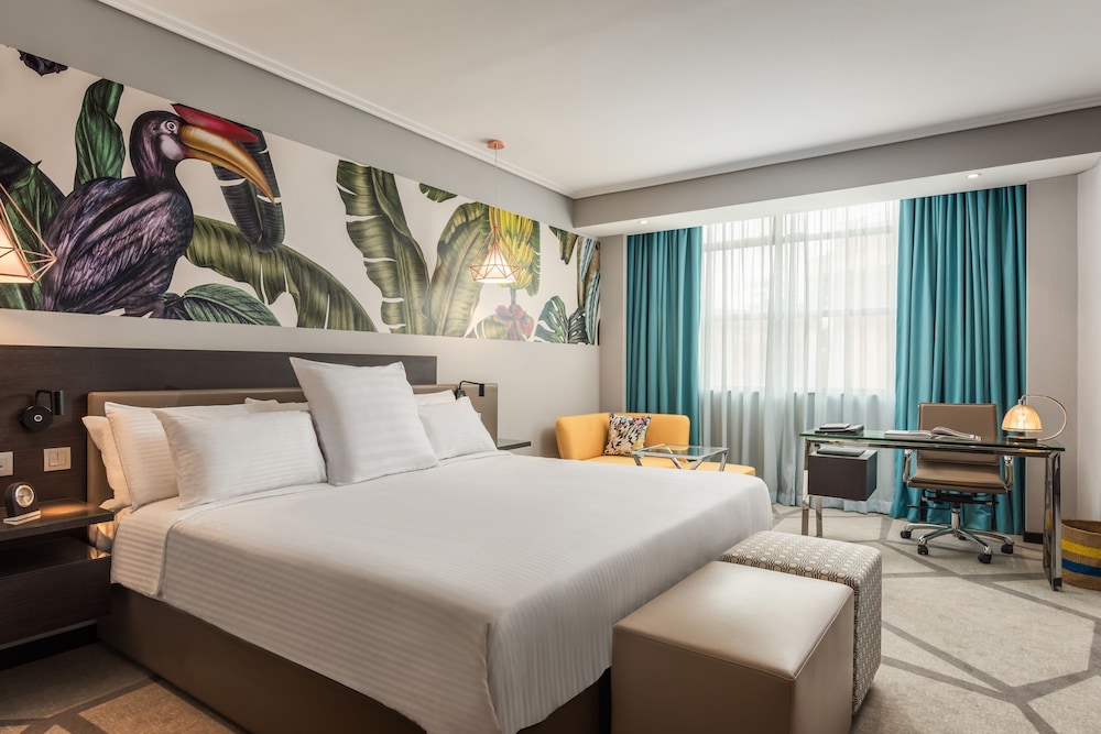 EXECUTIVE, KING BED