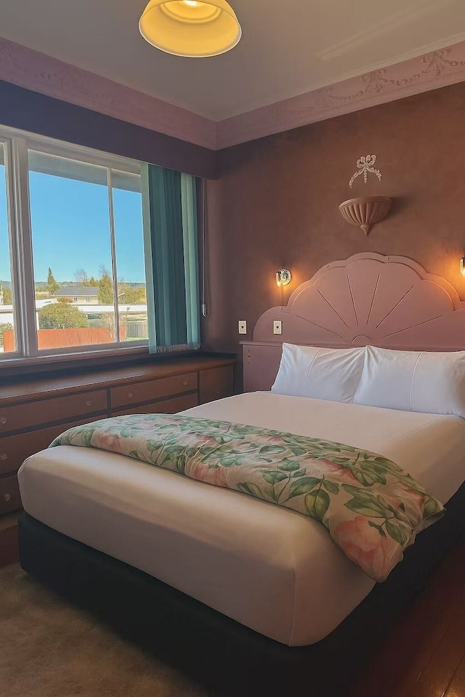 SIGNATURE, QUEEN BED