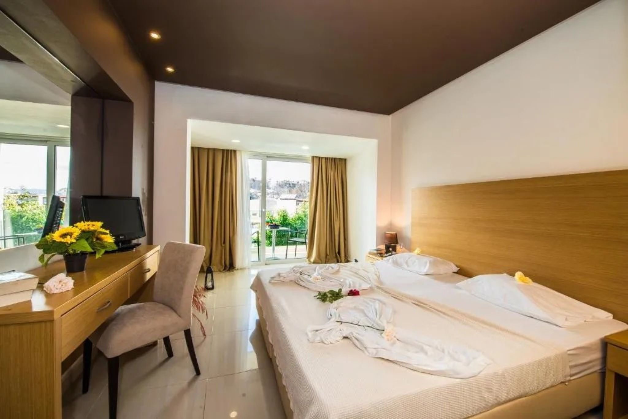 PREMIUM, DOUBLE OR TWIN BED