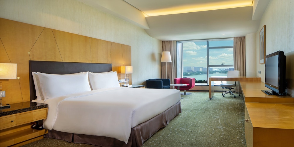 Standard, King Bed, Lake View