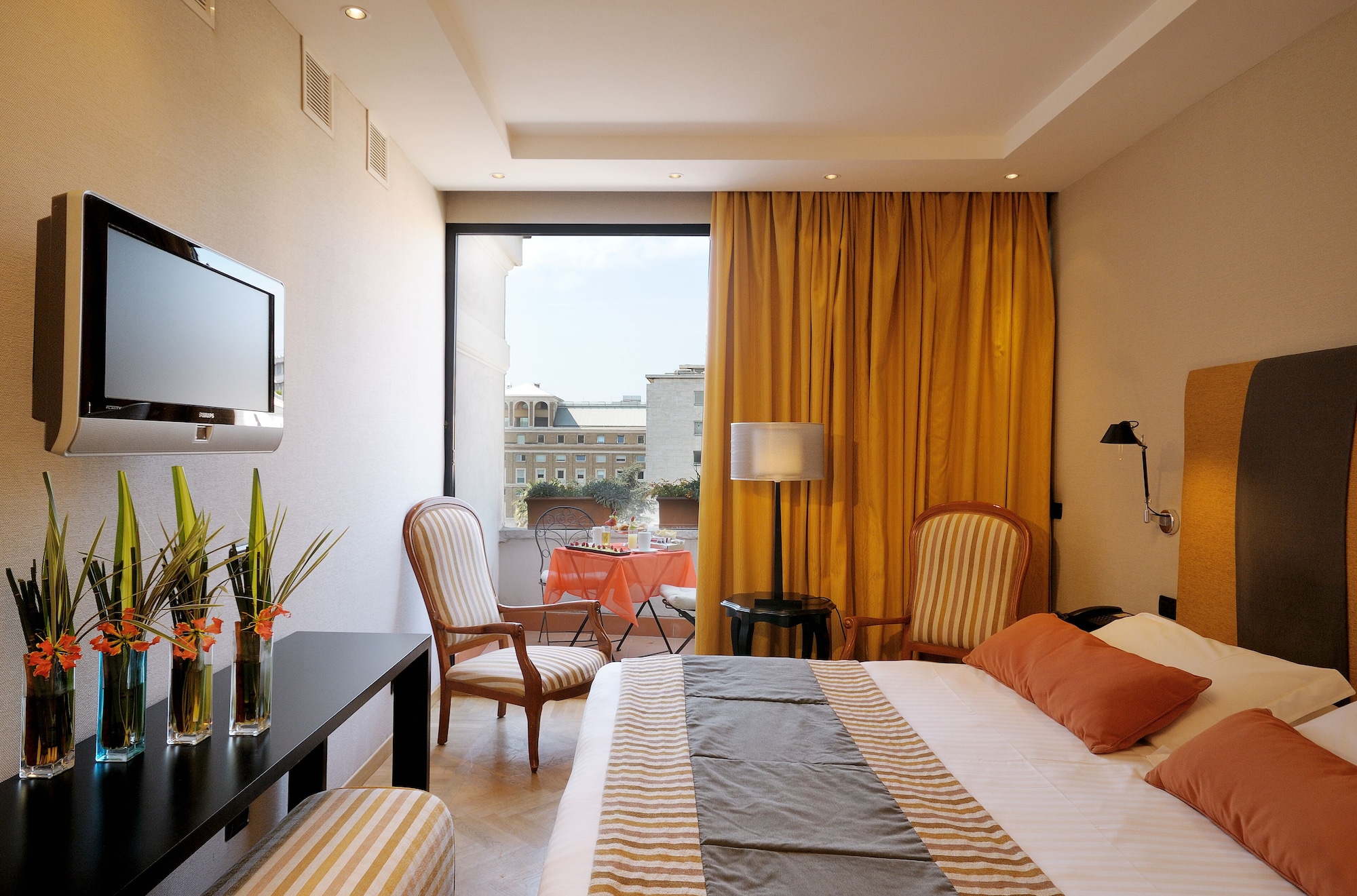 DELUXE, DOUBLE OR TWIN BED