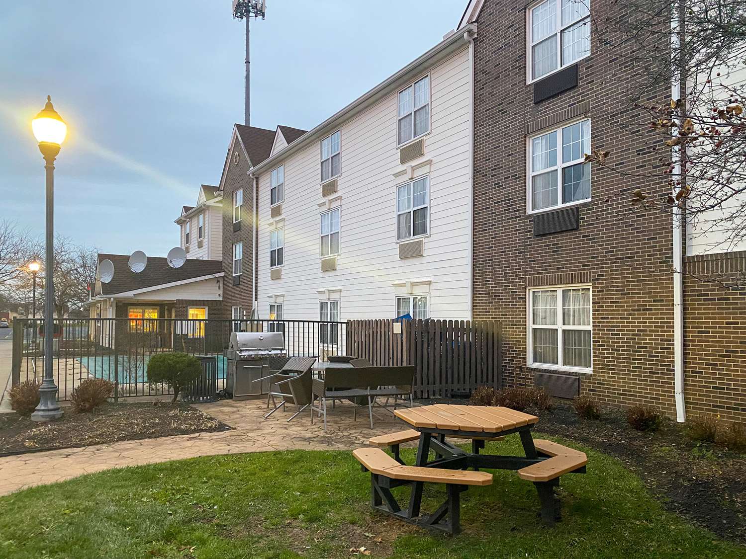 MainStay Suites Middleburg Heights Cleveland Airport 40/42