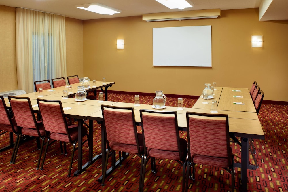 Courtyard by Marriott St Louis Creve Coeur 25/26