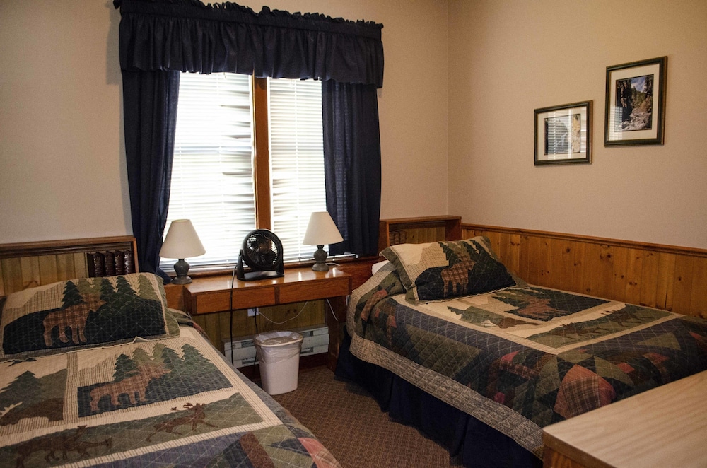 Crandell Mountain Lodge 22/66
