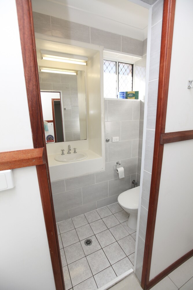 Across Country Motel And Serviced Apartments 13/35