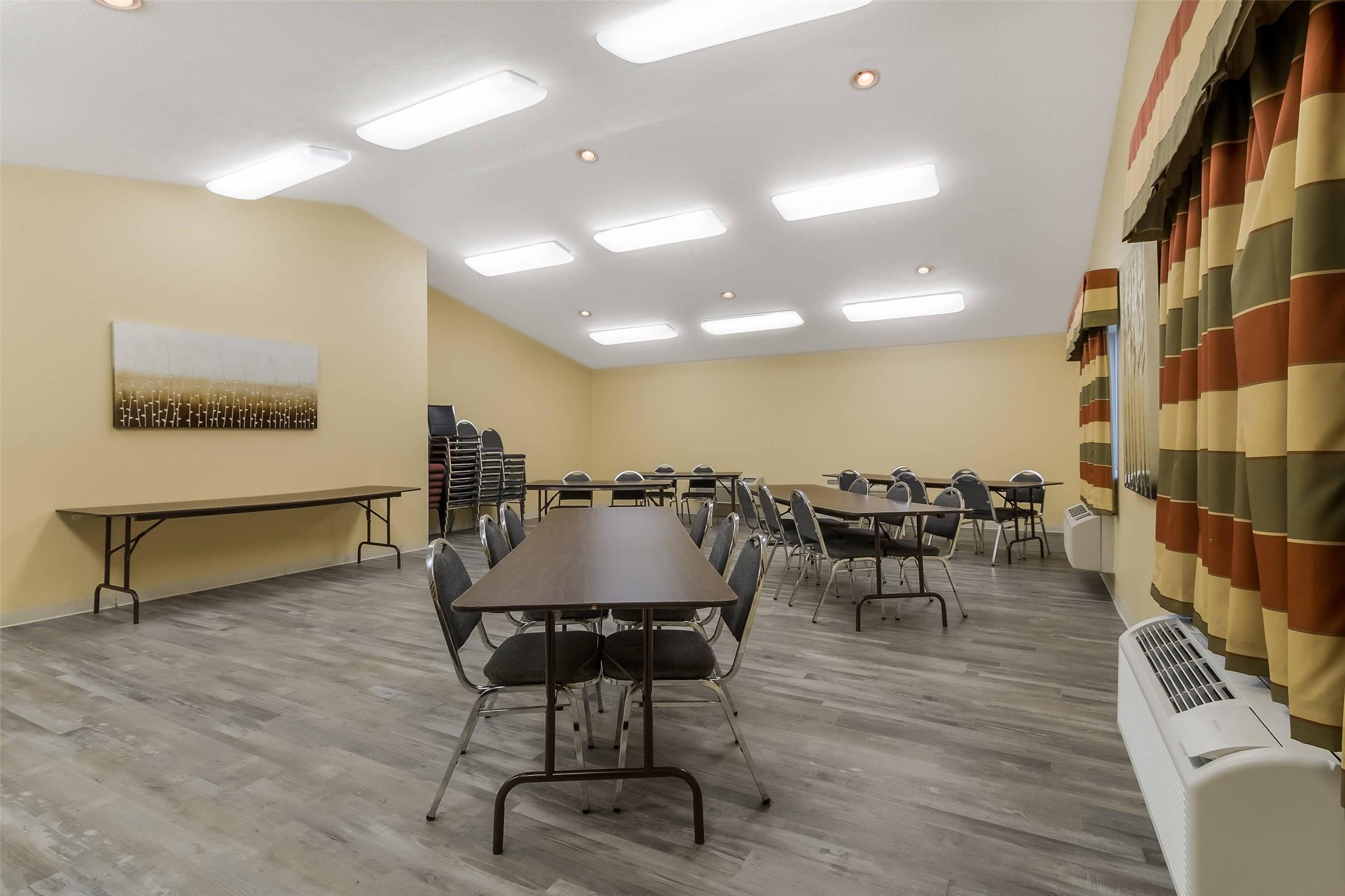 Econo Lodge Inn & Suites Yankton, SD 9/14