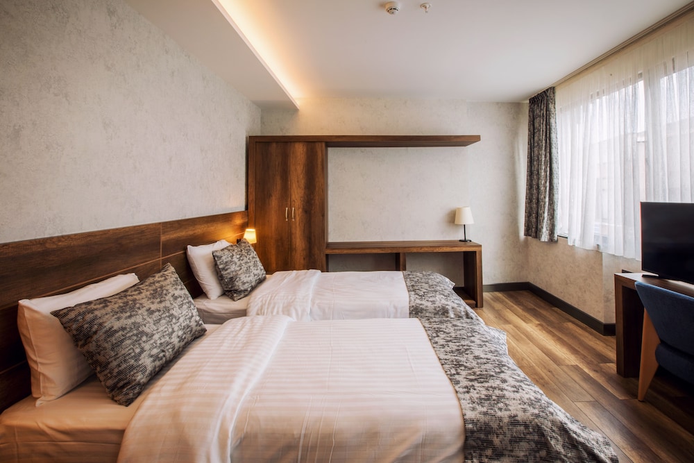 FAMILY SUITE, QUEEN BED, SOFA