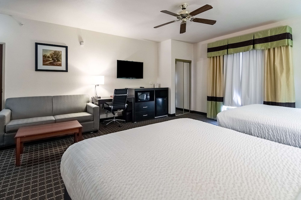 Clarion Inn & Suites Weatherford South 6/33
