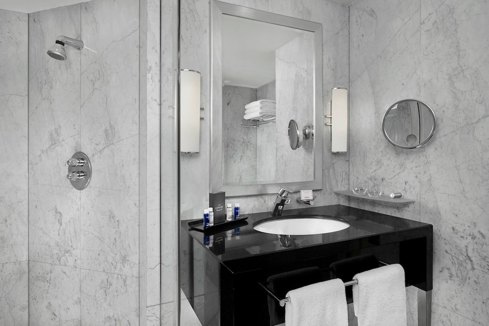 Executive, Twin Beds, The Park Tower Knightsbridge, a Luxury Collection Hotel, London 5/7