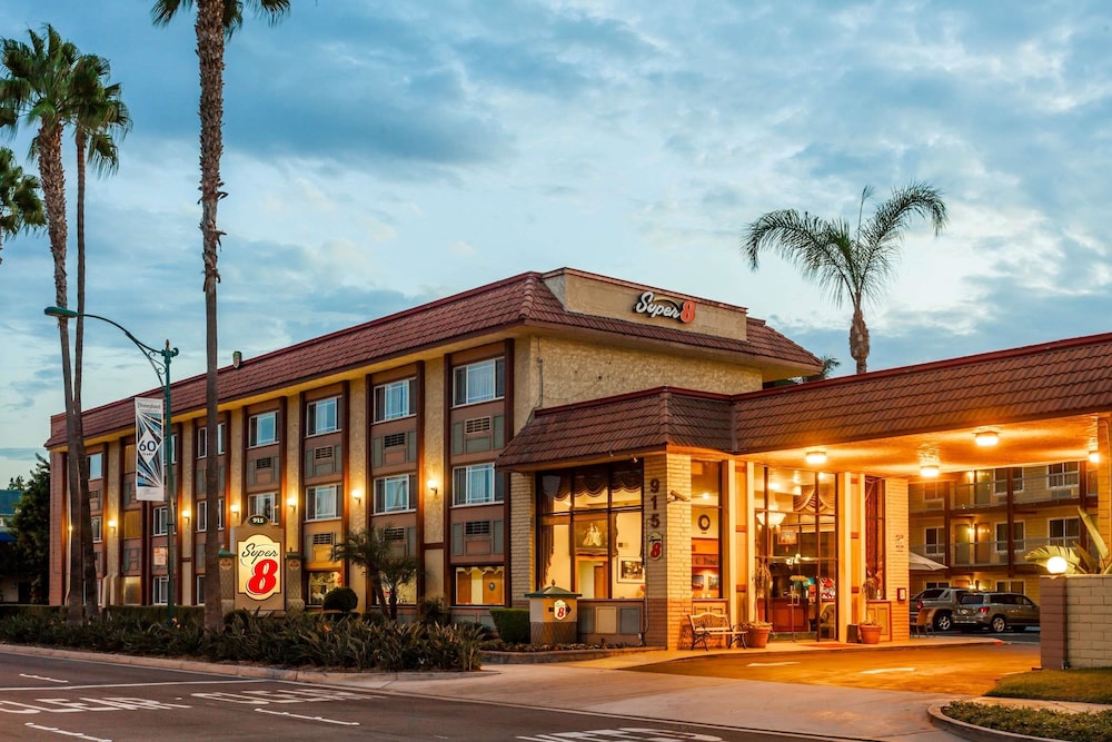 Super 8 by Wyndham Anaheim/Disneyland Drive CA in ANAHEIM - CA