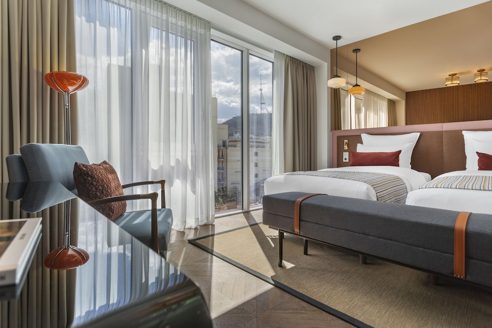 DELUXE, DOUBLE OR TWIN BED