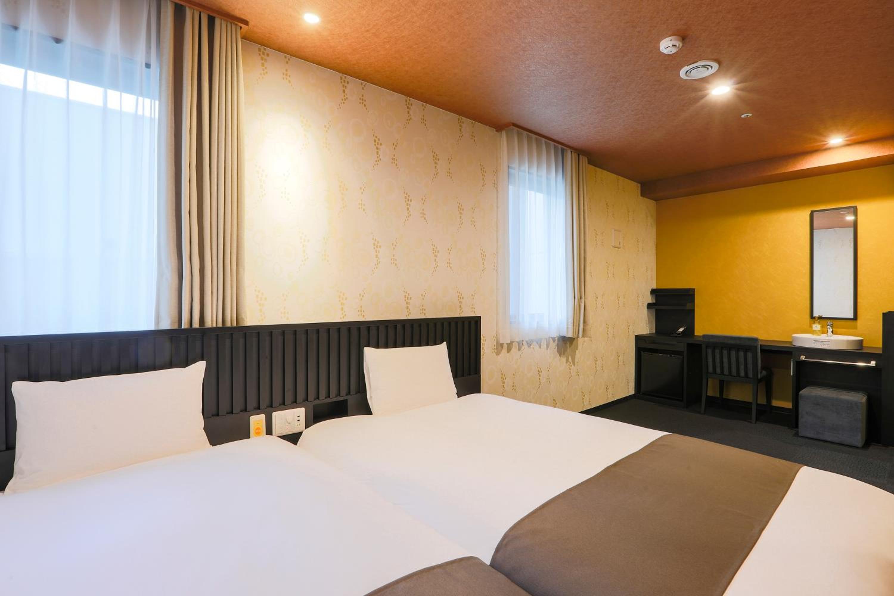 Universal, Twin Beds, 2 Sofa, North Wing