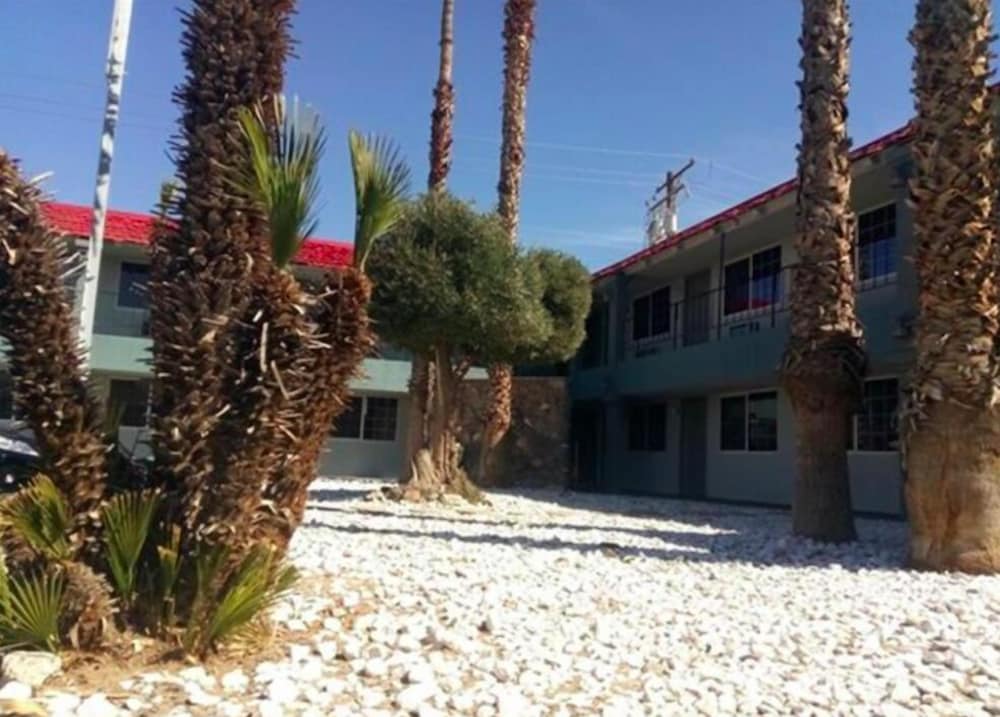 ECONOMY INN BARSTOW 51/57