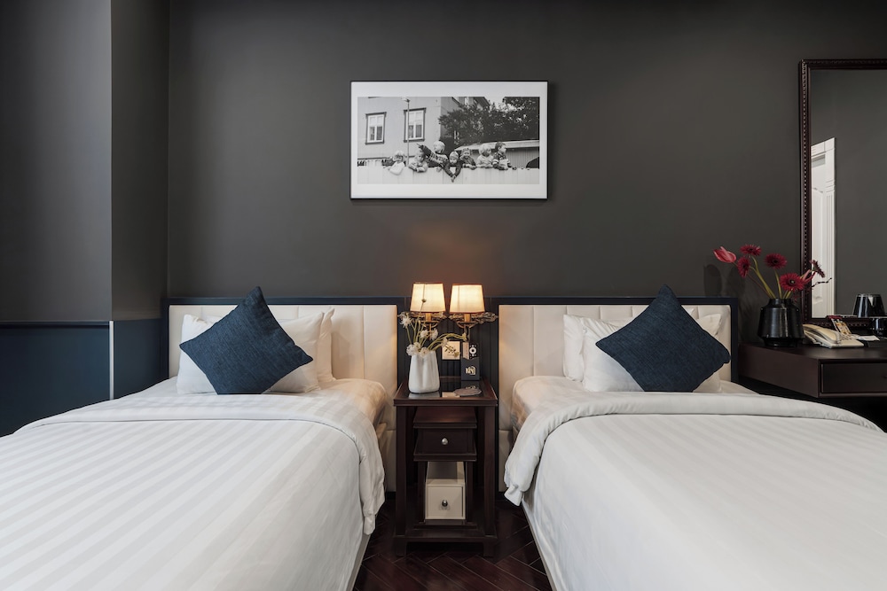PREMIUM, TWIN BEDS, CITY VIEW