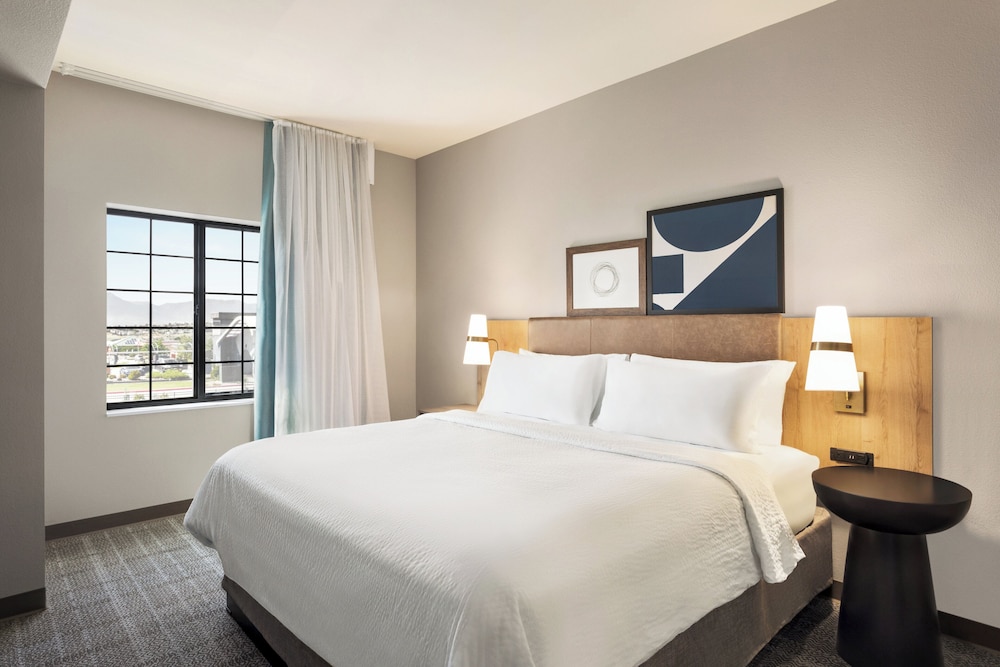 1 Bedroom, Suite, King Bed, Mountain View, Kitchen