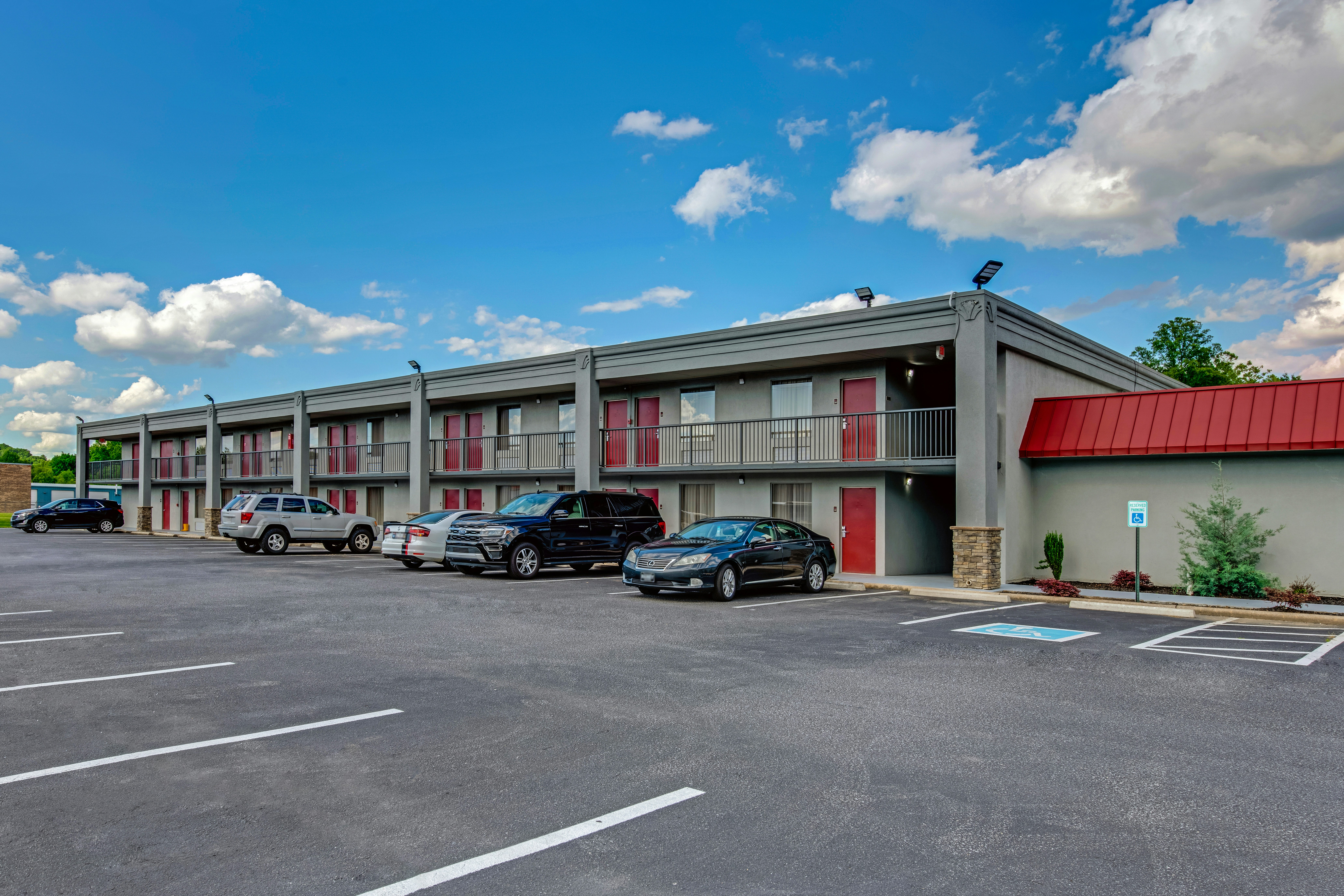 Red Roof Inn & Suites Wilkesboro 24/32