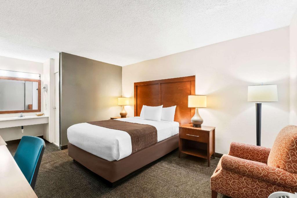 Efficiency, Queen Bed