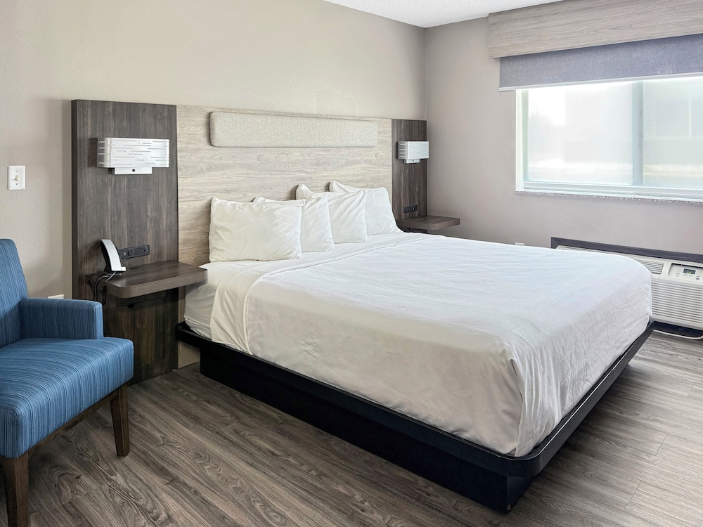 Reston Inn & Suites 12/50