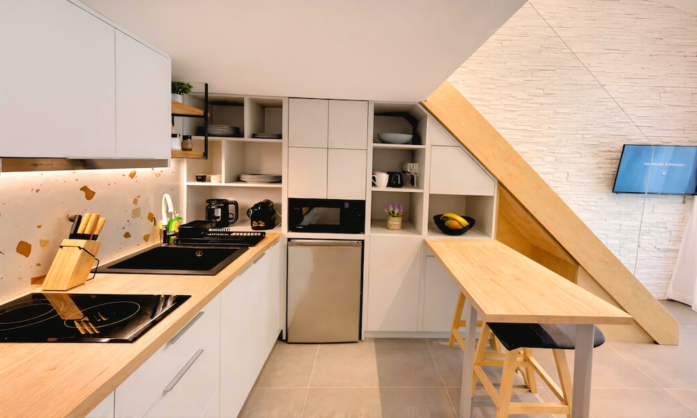 Aelia Suites 11/63
