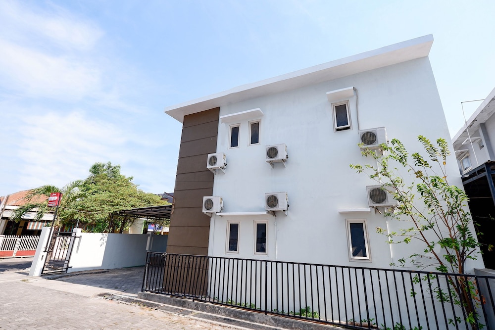 Oyo 1565 Palebon Residence 1/17