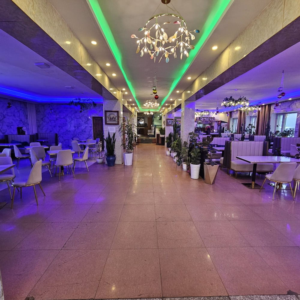 Land Hotel 36/50