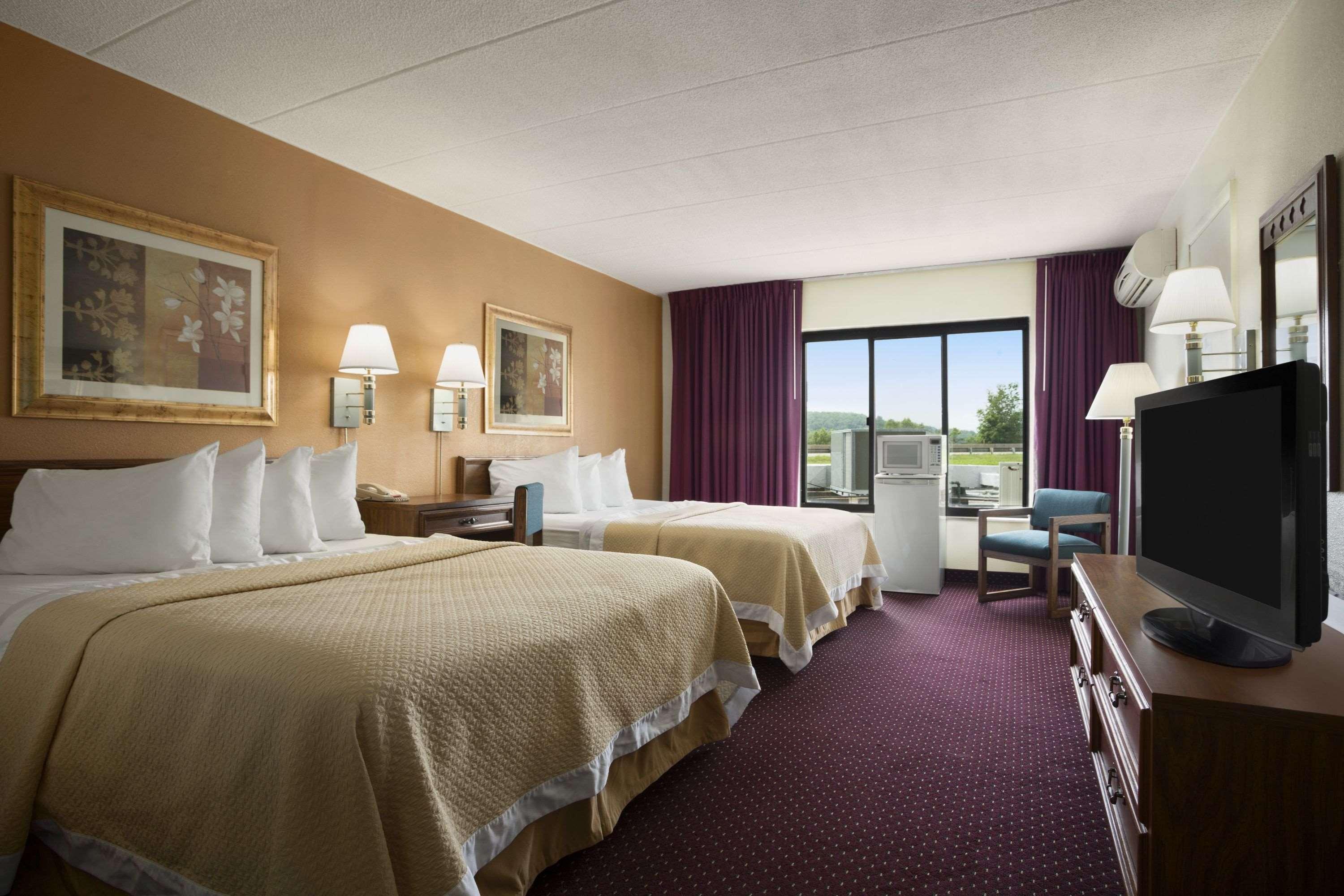 Ramada by Wyndham Pittsburgh/New Stanton 18/38