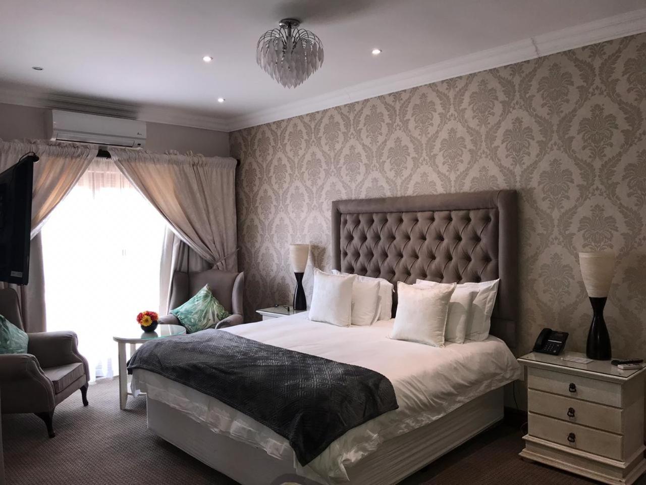 Room, Queen Bed, Classique Grace Boutique Hotel 2/6